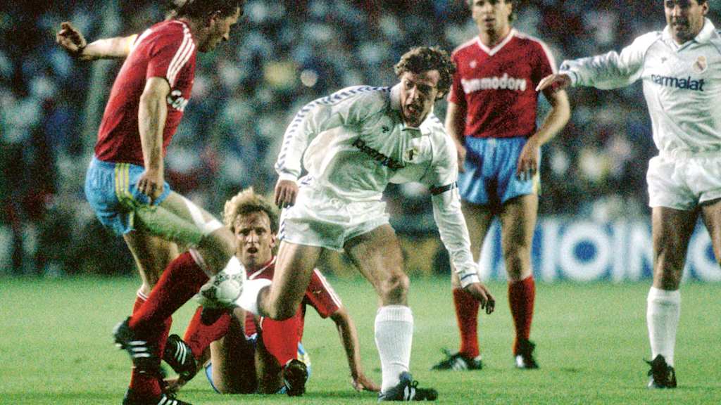 Emilio Butragueño, con la camiseta blanca del Real Madrid, en un duelo contra el Bayern de Múnich, con Augenthaler y Brehme, en la Copa de Europa de la temporada 1986/87.