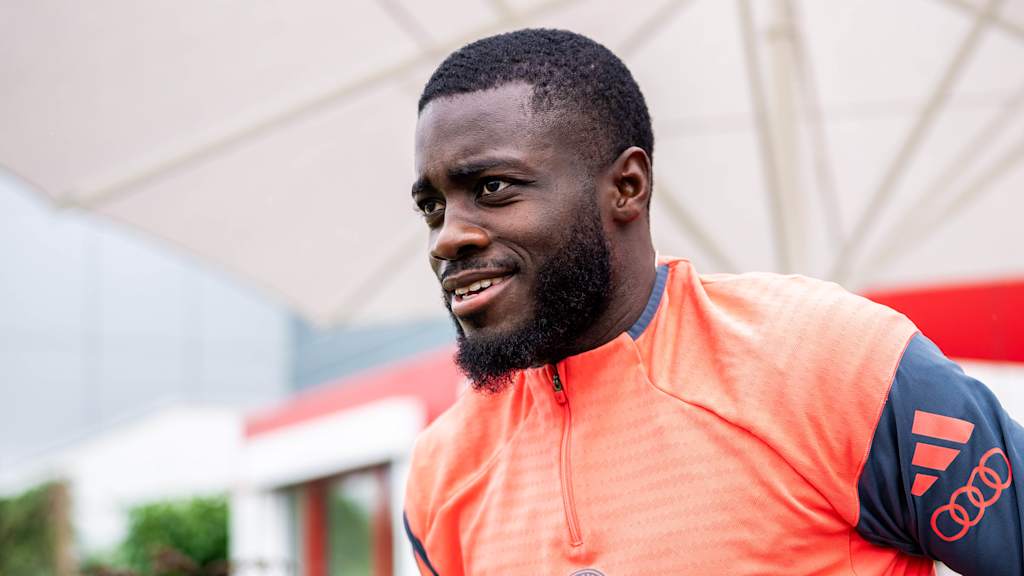 Upamecano in orangener Teamline