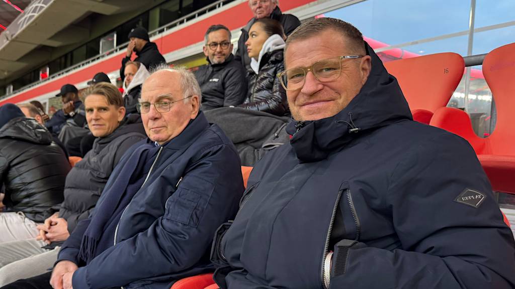 Christoph Freund, Uli Hoeneß und Max Eberl beim Spiel der FCB-Frauen gegen Manchester United.