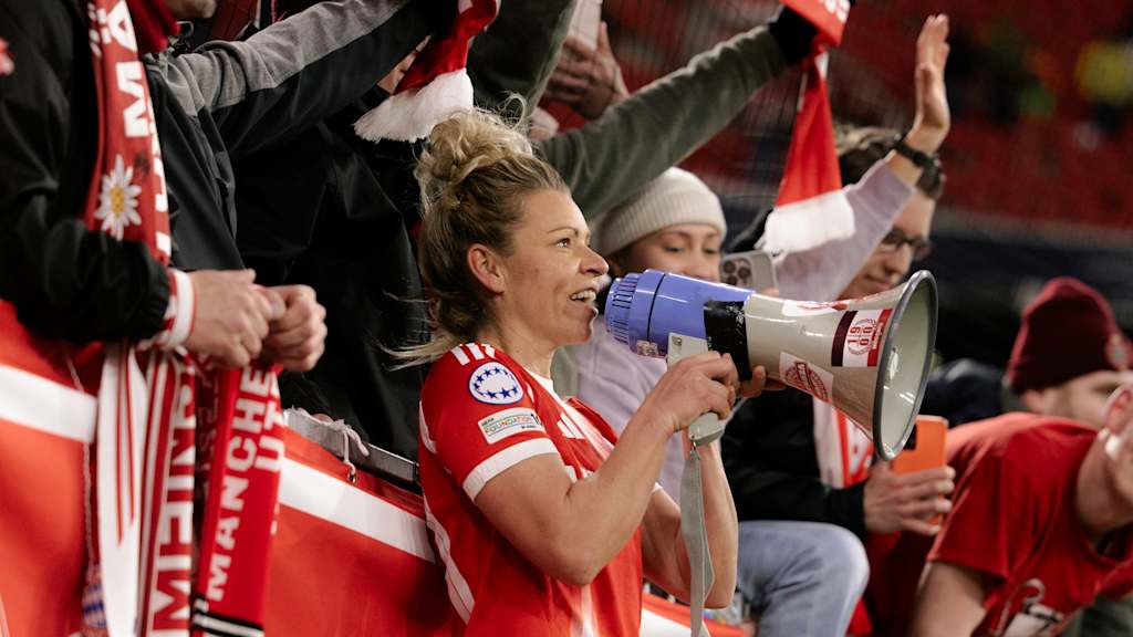 Linda Dallmann mit einem Mikrofon in der Hand im Anschluss an den Sieg gegen Manchester United in der Allianz Arena.