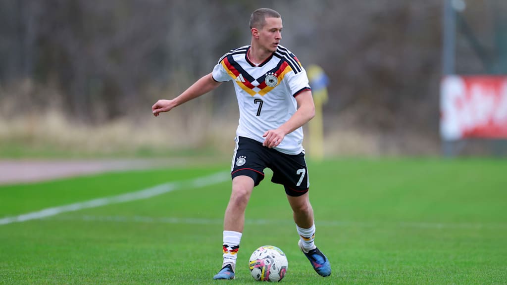 Yll Gashi führt den Ball am Fuß und blinkt nach rechts.