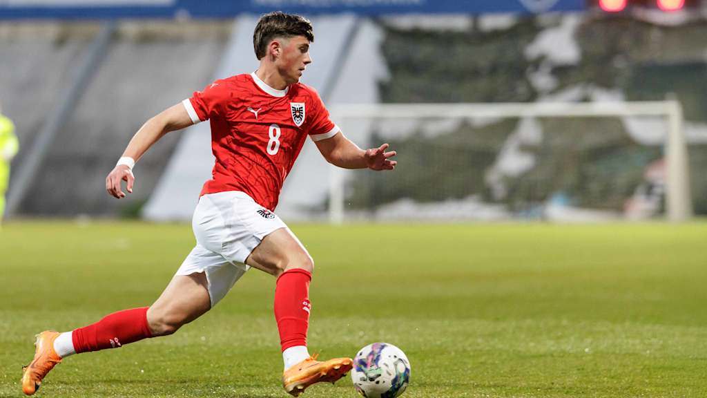 Michael Matosevic führt den Ball am Fuß.