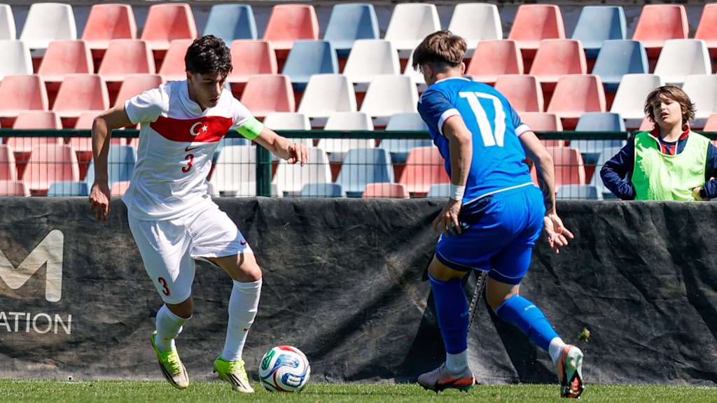 Deniz Ofli führt den Ball am Fuß.