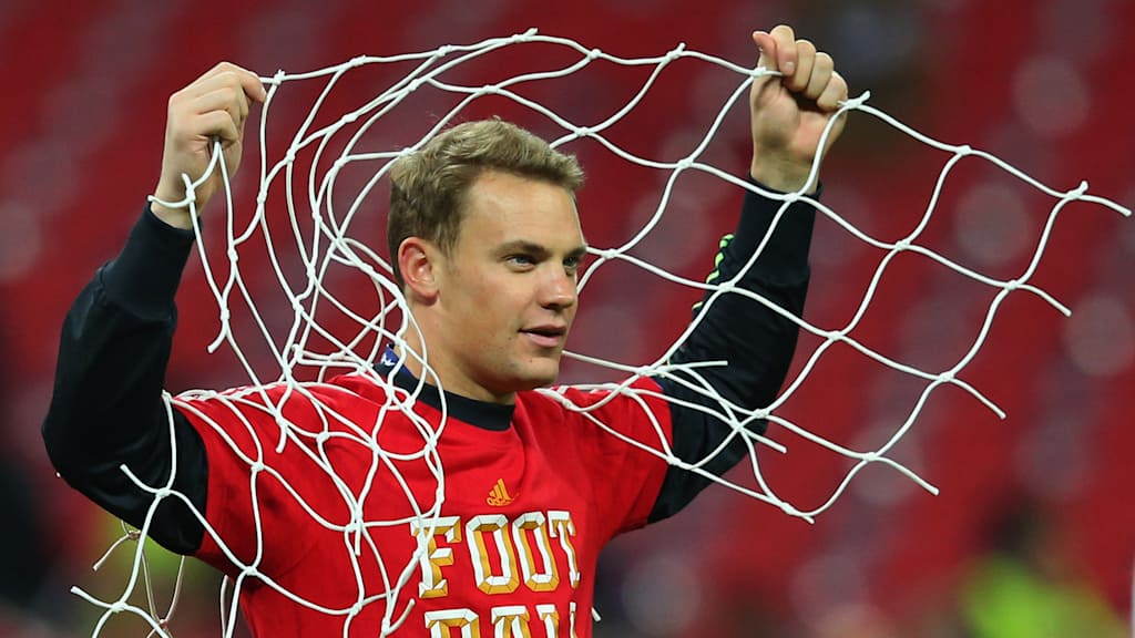 Manuel Neuer con un trozo de la red de la portería tras la final de la Liga de Campeones de 2013