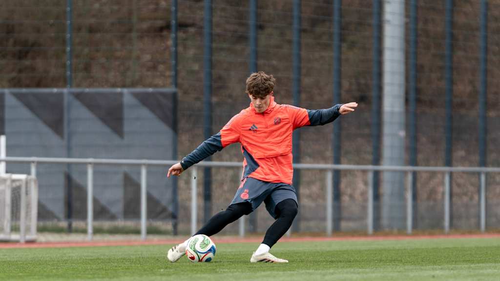 Maximilian Schuhbauer setzt zum Schuss an.