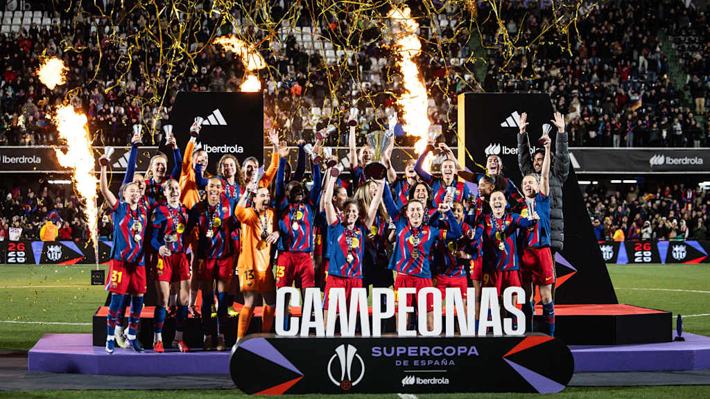 Die Spielerinnen des FC Barcelona bejubeln gemeinsam den Pokalsieg.