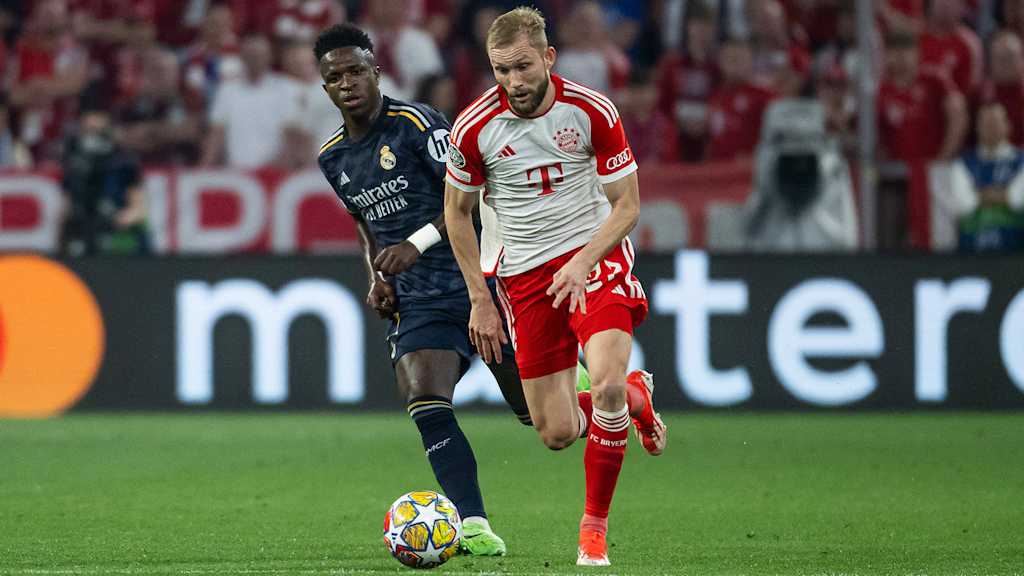 Konrad Laimer dribbelt mit dem Ball im Spiel des FC Bayern gegen Real Madrid.