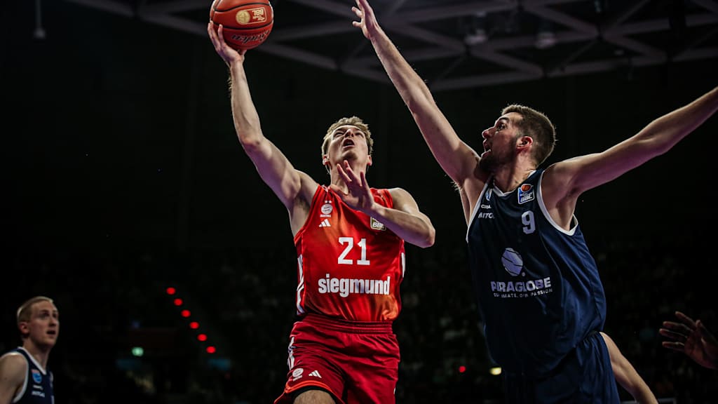 Justus Hollatz Layup