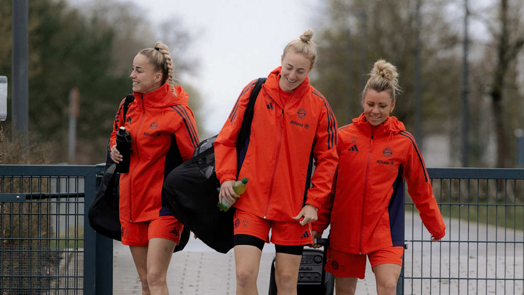 Carolin Simon, Linda Dallmann und Giulia Gwinn auf dem Weg zu einer Trainingseinheit am FC Bayern Campus.