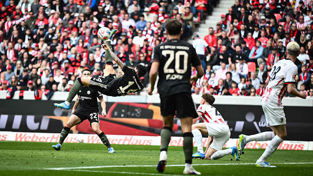 Luis Díaz mit einem Fallrückzieher während des Gastspiels des FC Bayern in der Bundesliga beim SC Freiburg