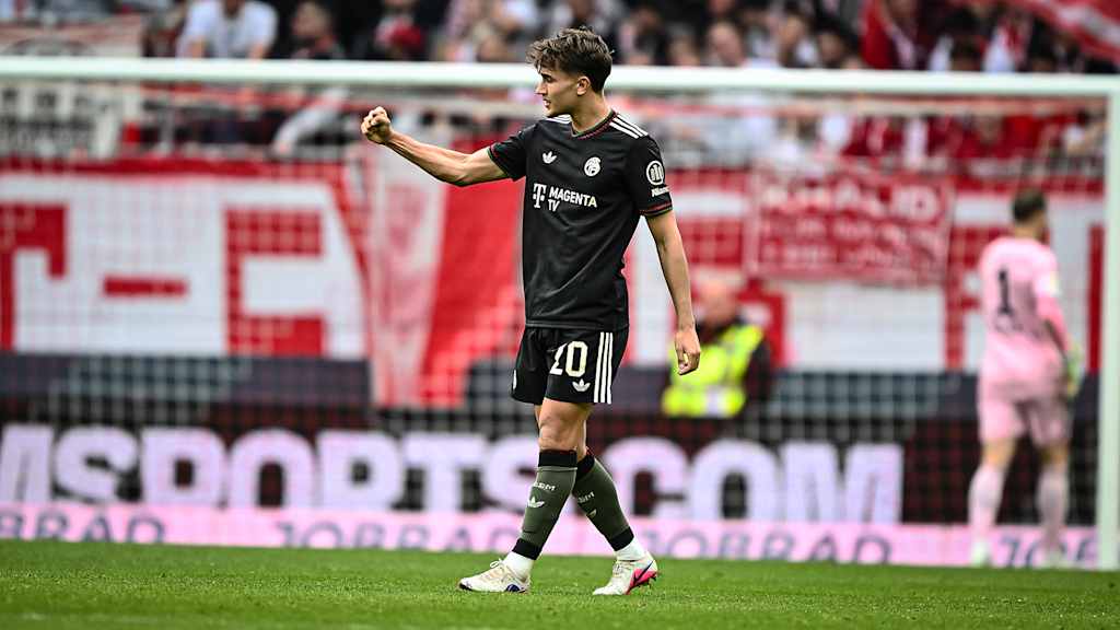 Tom Bischof bejubelt das Tor zum 2:1 während des Gastspiels des FC Bayern in der Bundesliga beim SC Freiburg