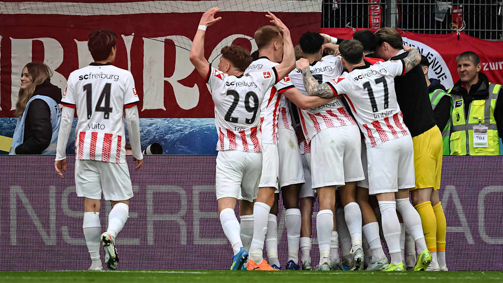 Die Freiburger bejubeln das 2:0 während des Gastspiels des FC Bayern in der Bundesliga beim SC Freiburg