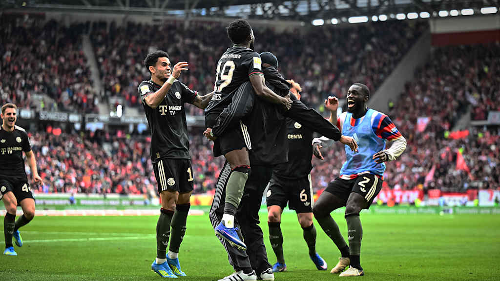 Alphonso Davies springt Vincent Kompany in die Armewährend des Gastspiels des FC Bayern in der Bundesliga beim SC Freiburg