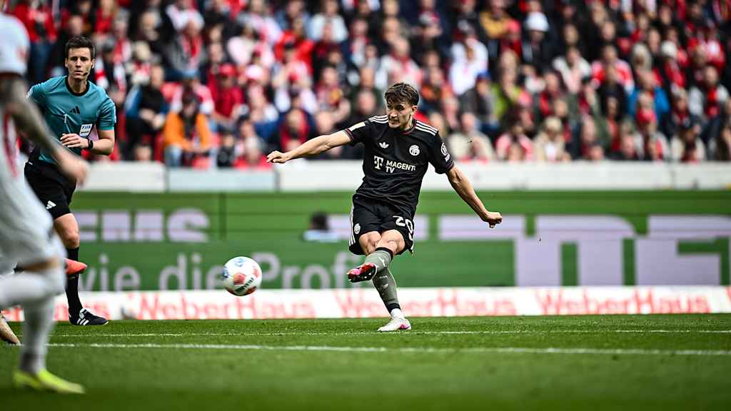Bischof trifft zum 2:2 während des Gastspiels des FC Bayern in der Bundesliga beim SC Freiburg