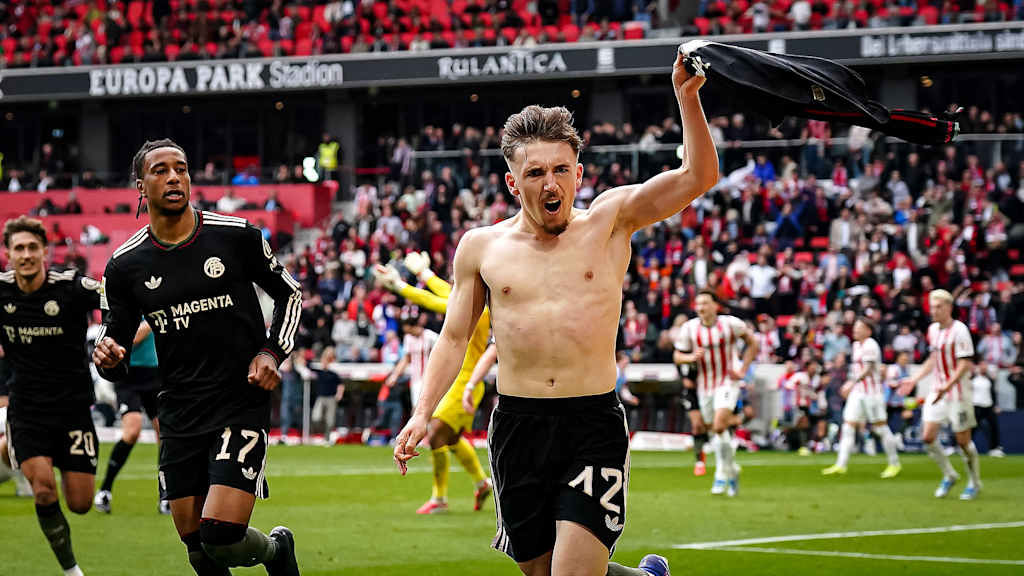 Lennart Karl jubelt nach seinem 3:2-Siegtreffer während des Gastspiels des FC Bayern in der Bundesliga beim SC Freiburg