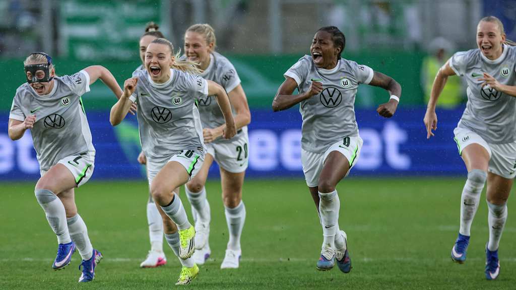 Der VfL Wolfsburg bejubelt den Einzug ins Endspiel des DFB-Pokals.