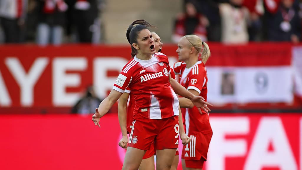 Die FC Bayern Frauen bejubeln den Sieg gegen den VfL Wolfsburg am FC Bayern Campus.