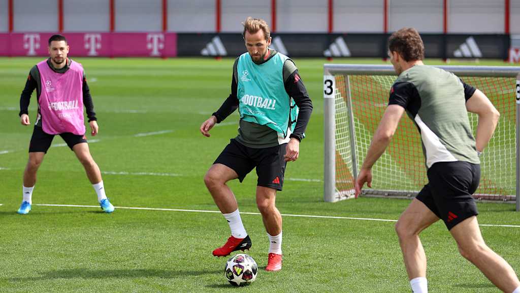Harry Kane stoppt im Training des FC Bayern einen Ball