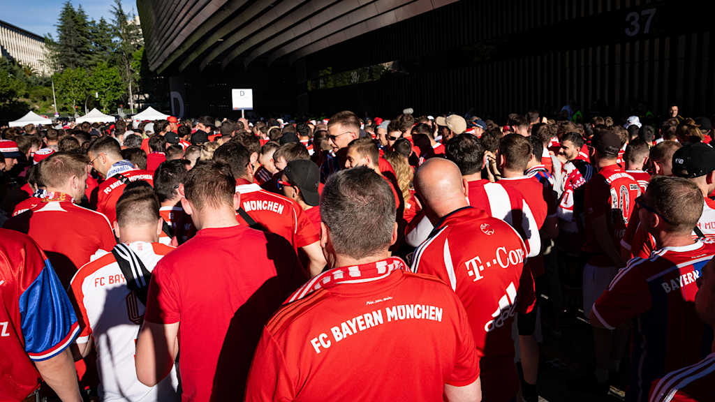 FC Bayern-Fans vor dem Bernabeu-Stadion in Madrid