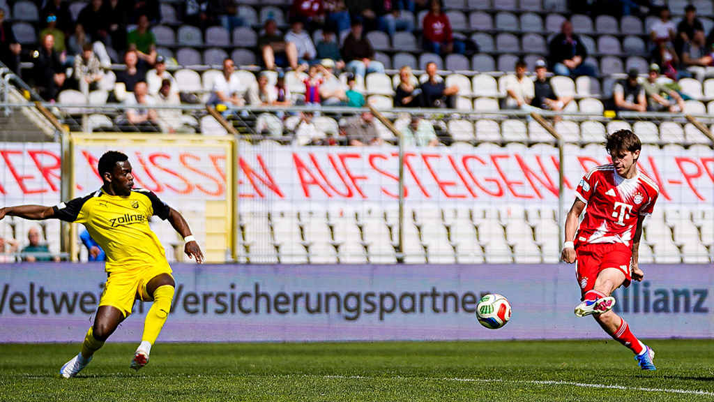 Guido Della Rovere schießt den Ball.