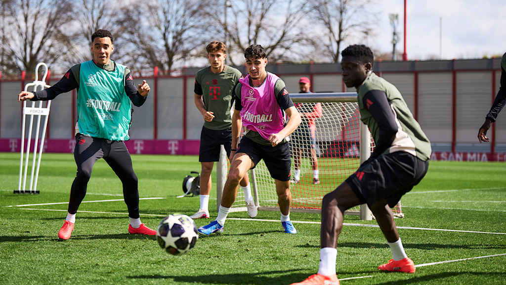 Jamal Musiala und Aleksandar Pavlovic rennen einem Ball im Training des FC Bayern hinterher