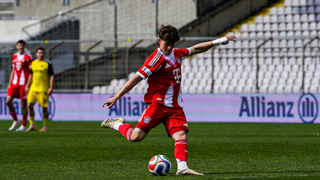 Maximilian Schuhbauer setzt zum Schuss an.