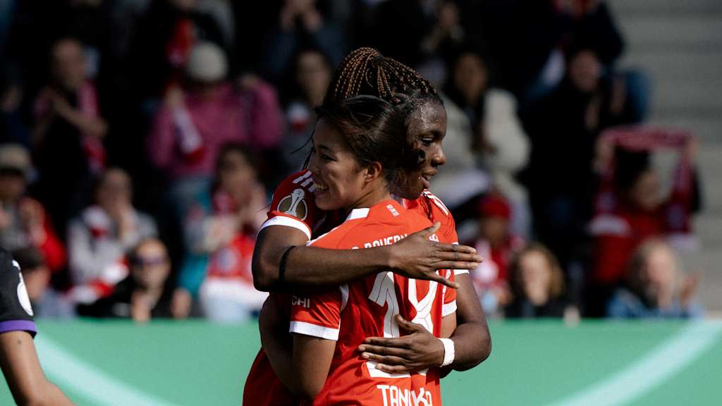 Die FC Bayern Frauen bejubeln ein Tor gegen Essen.