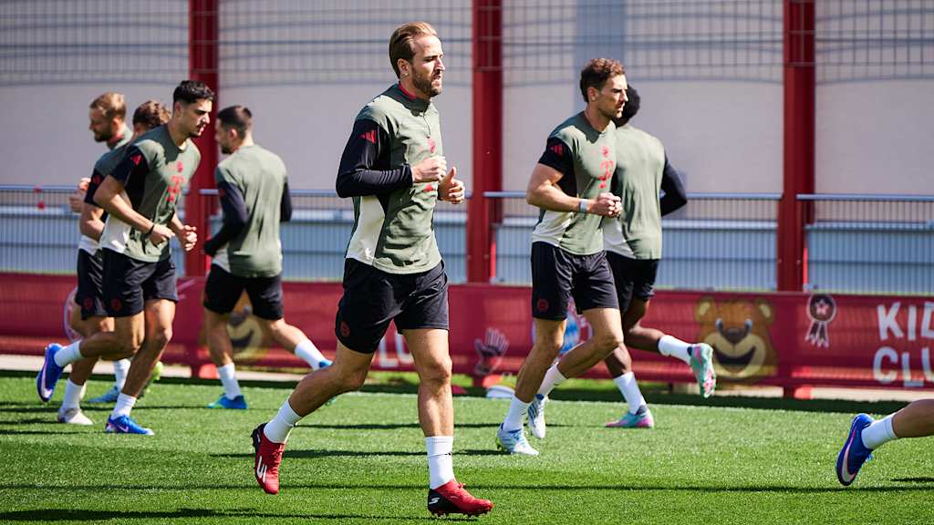 Harry Kane läuft sich im Training des FC Bayern warm