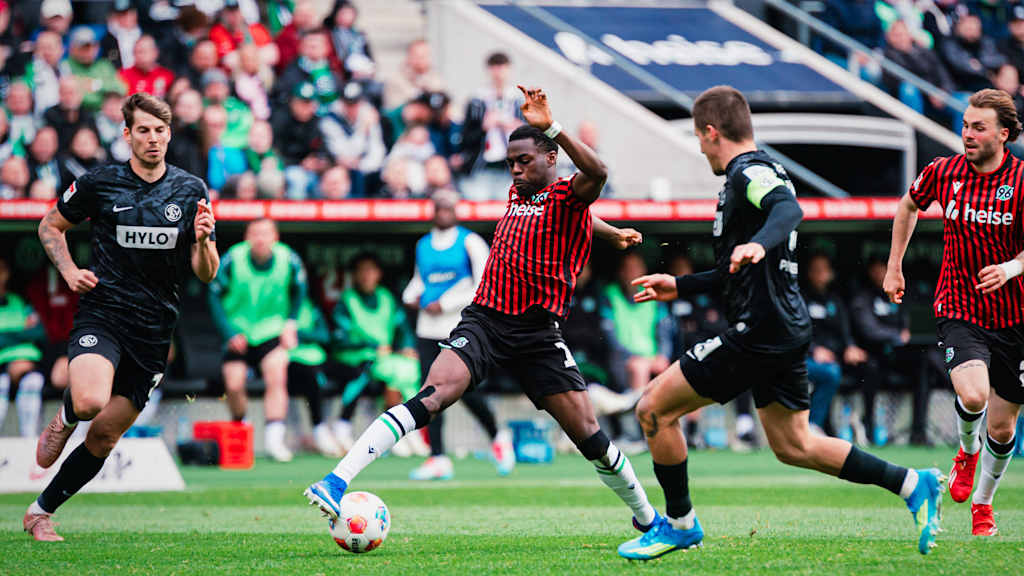 Noel Aseko Nkili führt den Ball am Fuß.