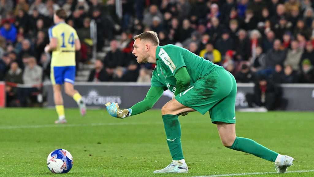 Daniel Peretz rollt den Ball.