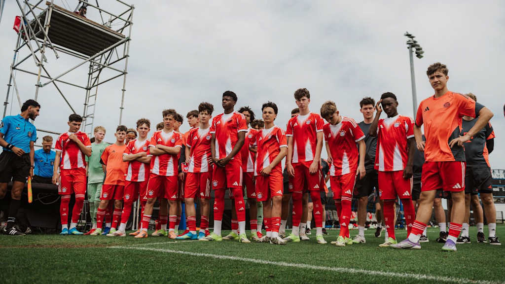Die U15-Junioren des FC Bayern stehen gemeinsam zusammen.