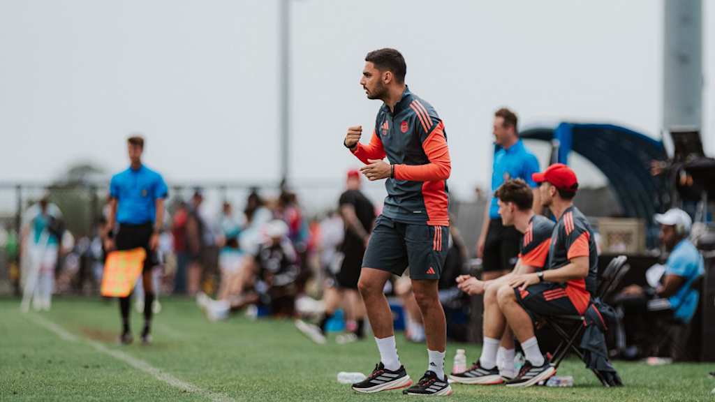 U15-Trainer Can Ünal gibt Anweisungen am Spielfeldrand.