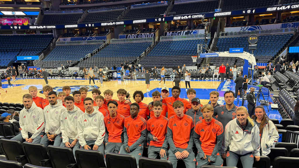 Die U15-Junioren des FC Bayern sitzen gemeinsam zusammen bei den Orlando Magic.