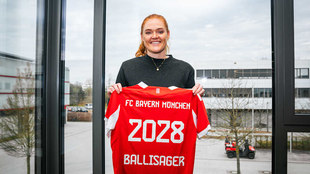 Stine Ballisager hält ihr Trikot mit der neuen Vertragslaufzeit in den Händen.
