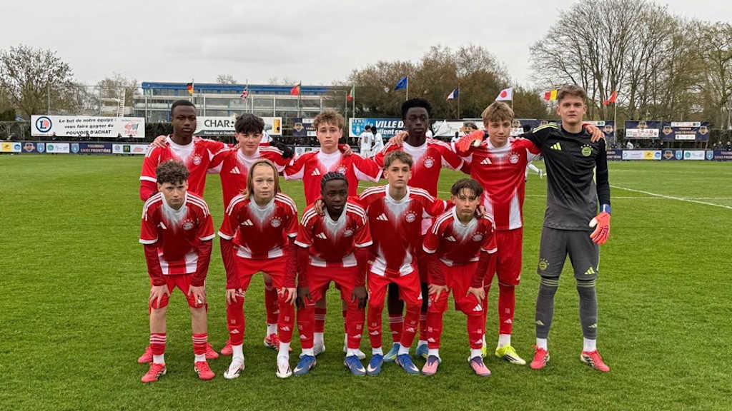 Die U14-Junioren des FC Bayern posieren für ein Teamfoto.