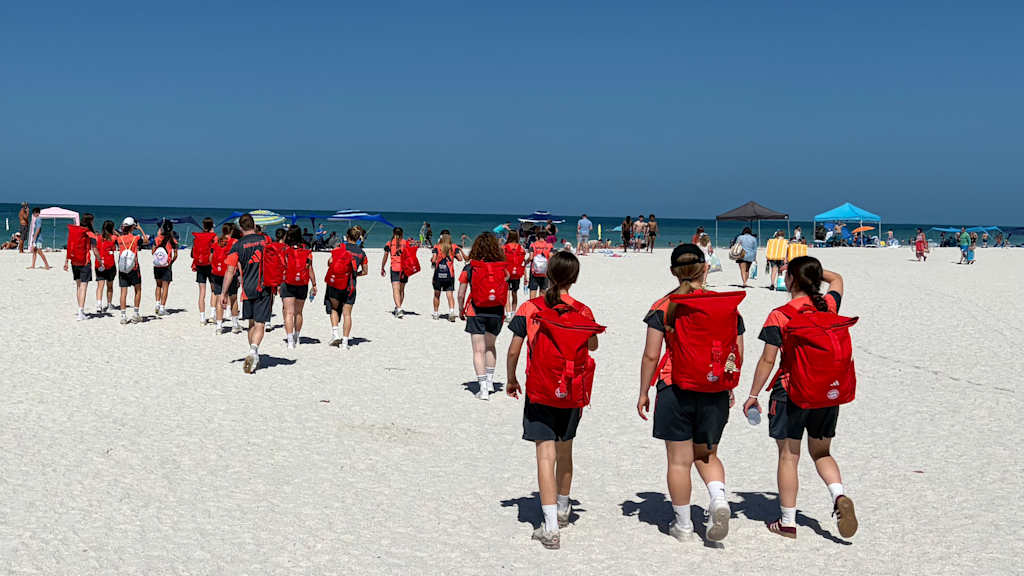 Die U15-Juniorinnen auf dem Weg zum Strand.