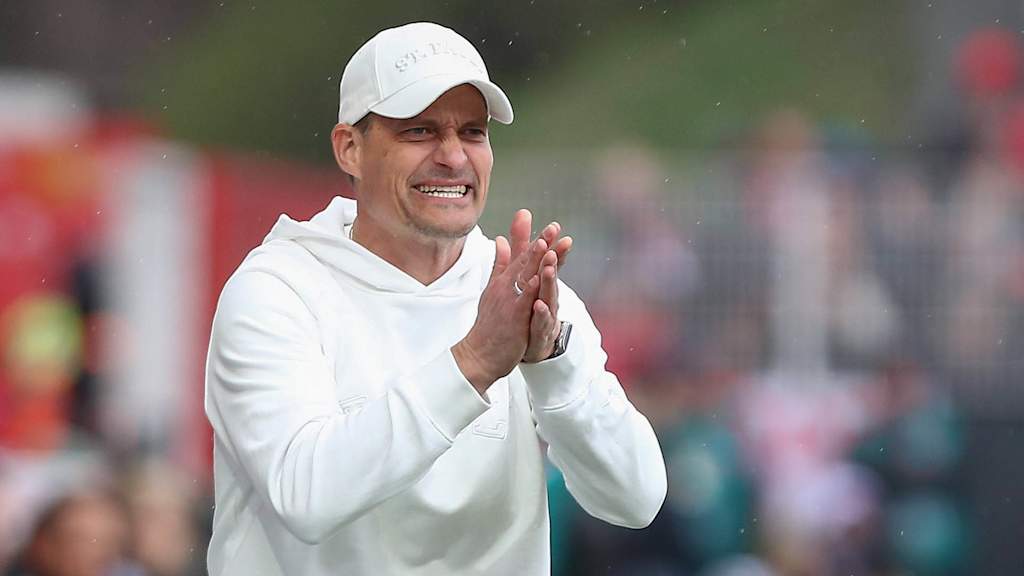 Alexander Blessin coacht an der Seitenlinie.