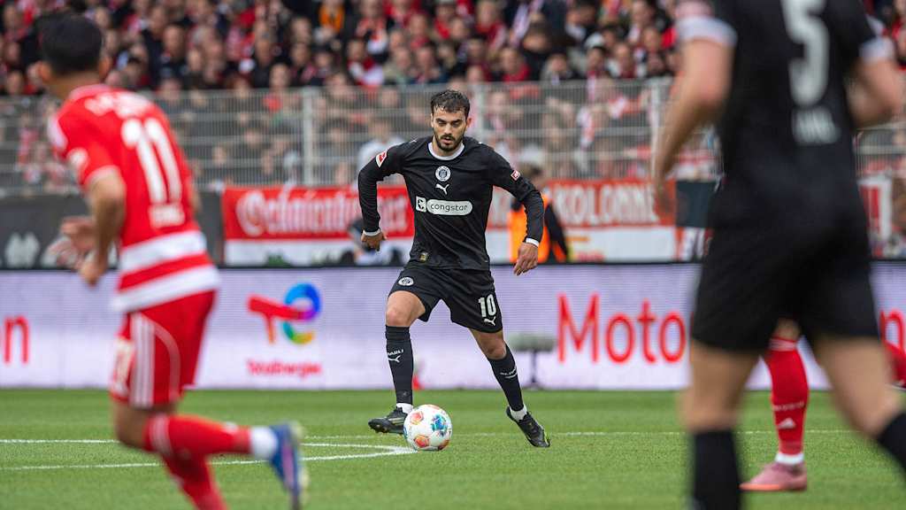Danel Sinani dribbelt mit dem Ball.