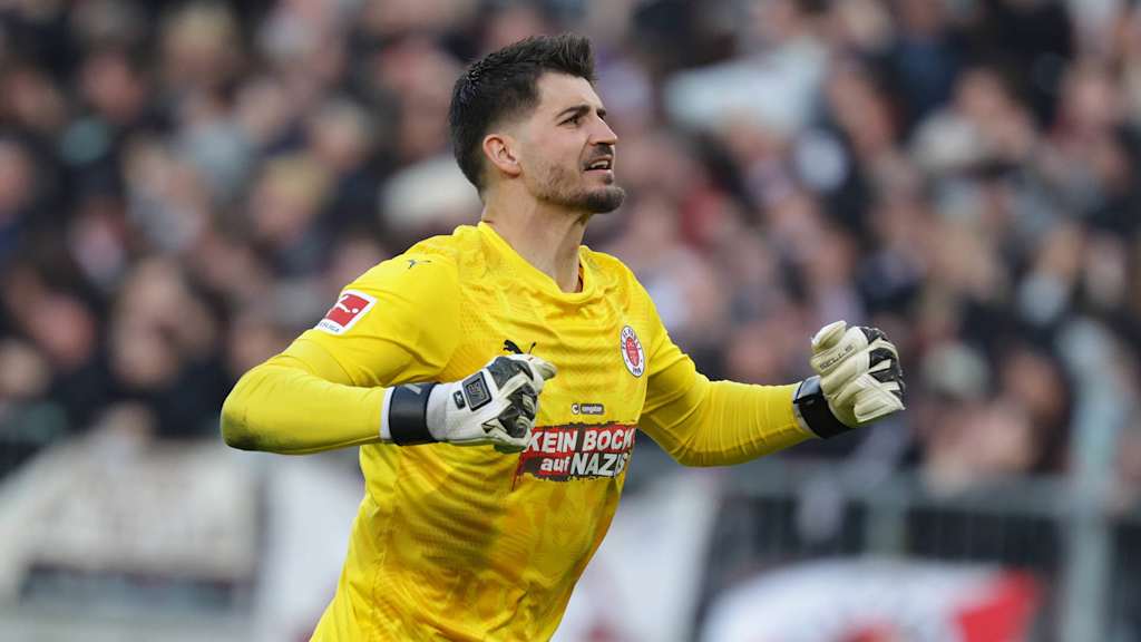 Nikola Vasilj bejubelt ein Tor.