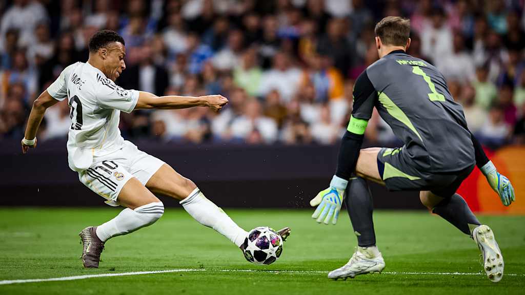 Manuel Neuer pariert während des Viertelfinal-Hinspiels des FC Bayern bei Real Madrid