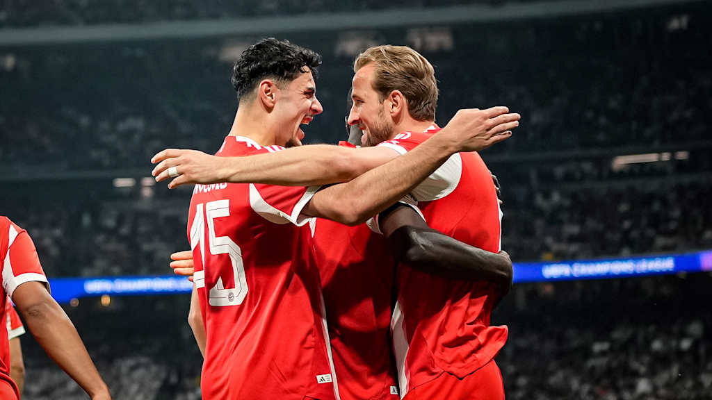 Harry Kane und Aleksandar Pavlović schreien vor Freude während des Viertelfinal-Hinspiels des FC Bayern bei Real Madrid