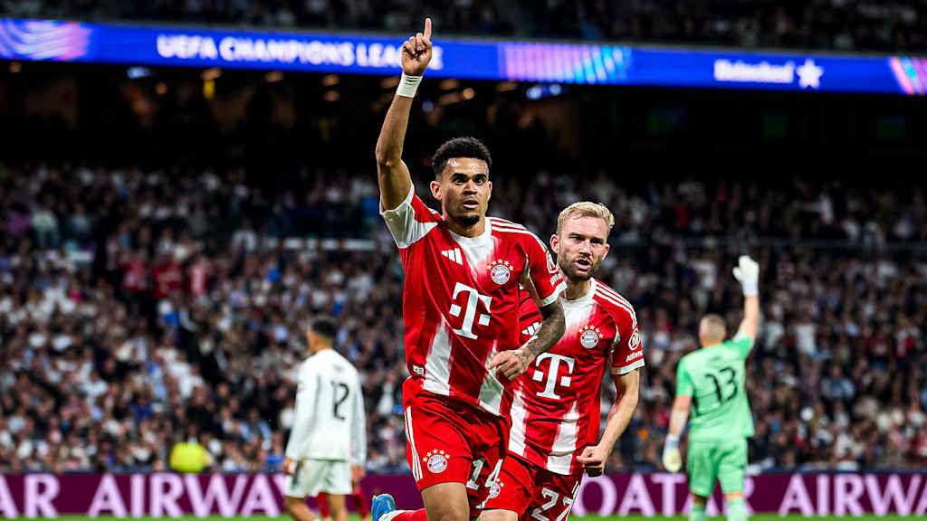 Luis Díaz jubelt während des Viertelfinal-Hinspiels des FC Bayern bei Real Madrid