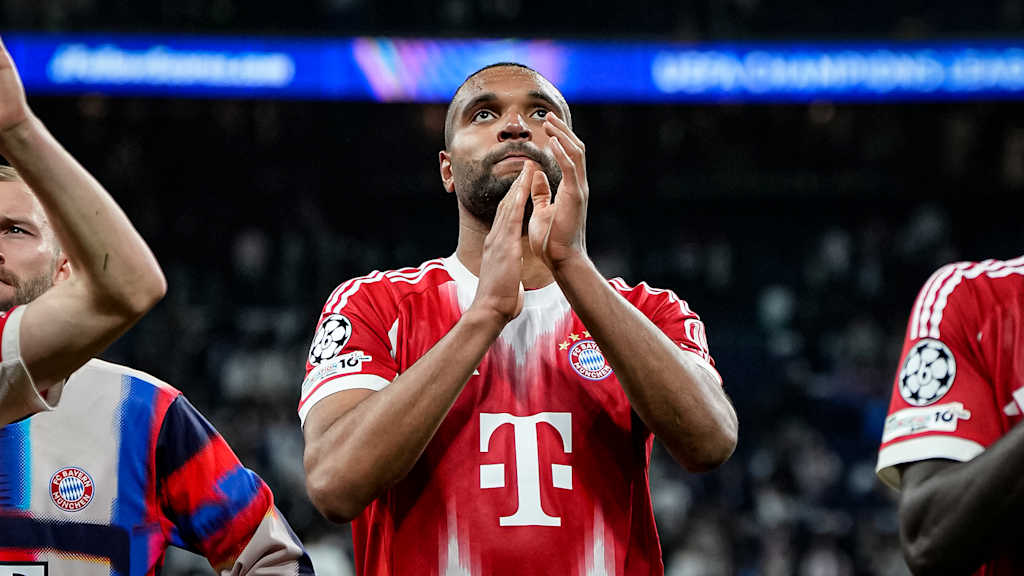 Jonathan Tah klatschend nach dem Viertelfinal-Hinspiel des FC Bayern bei Real Madrid