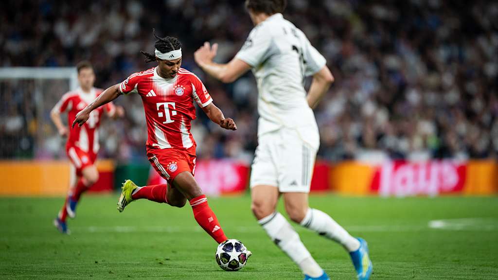 Serge Gnabry spielt im Spiel gegen Real Madrid einen Pass.