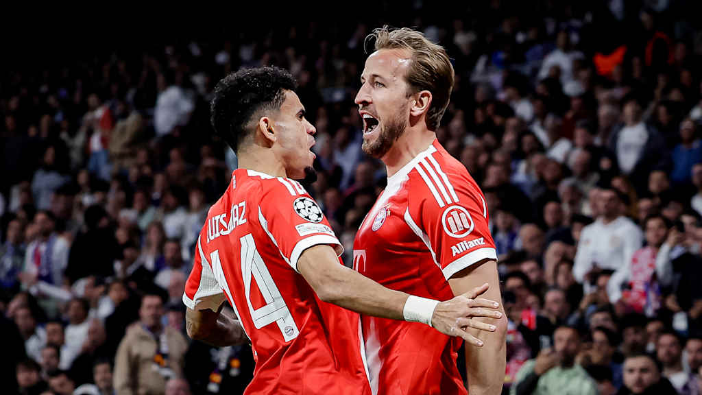 Harry Kane und Luis Díaz schreien vor Freude während des Viertelfinal-Hinspiels des FC Bayern bei Real Madrid