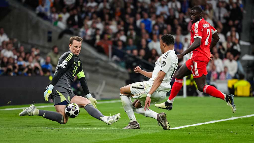 Manuel Neuer pariert während des Viertelfinal-Hinspiels des FC Bayern bei Real Madrid