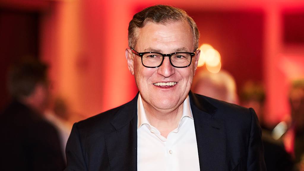 Jan Christian Dreesen lachend auf dem Bankett in Madrid