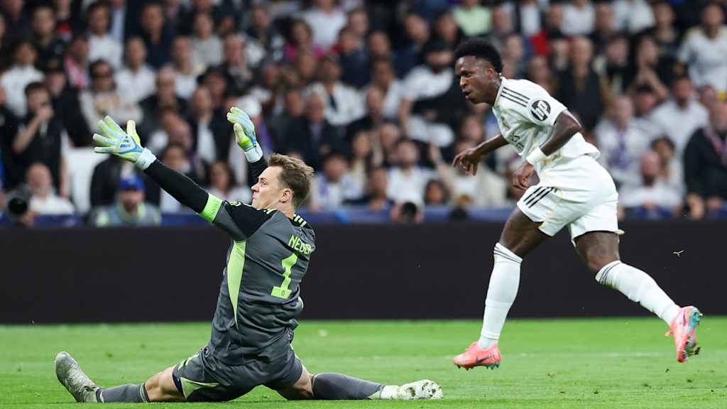 Vinicius Junior schießt gegen Manuel Neuer auf das Tor