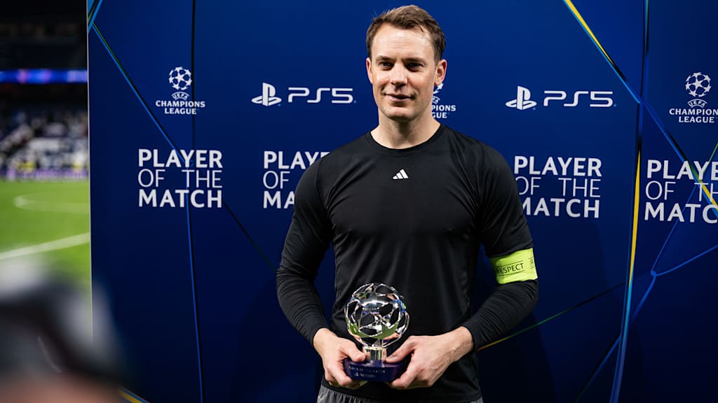 Manuel Neuer mit der Man of the Match Trophäe gegen Real