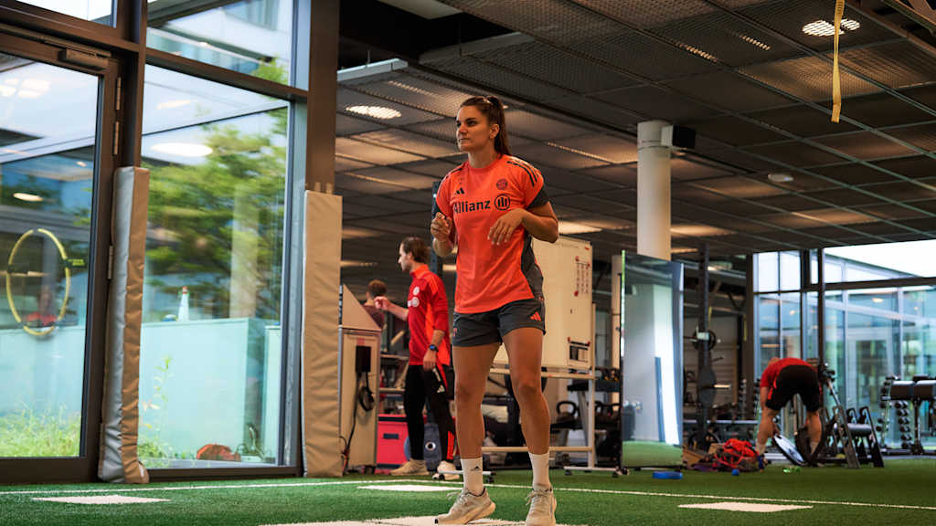 Jovana Damnjanović trainiert im Kraftraum.